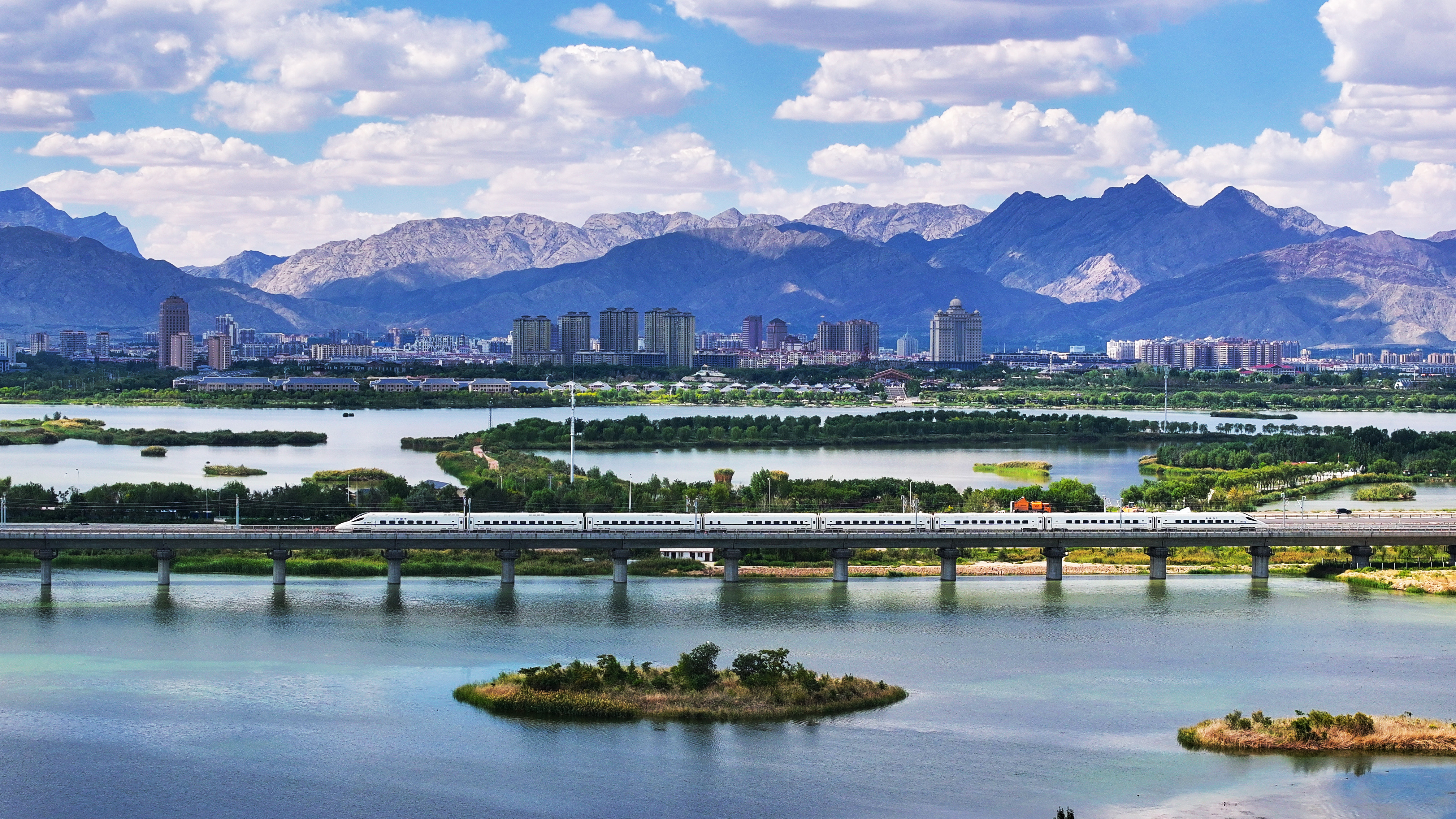 近日，中國中鐵旗下中鐵六局、中鐵北京局參建的包銀鐵路惠銀段開通運營，至此寧夏石嘴山市結束了不通高鐵的歷史。