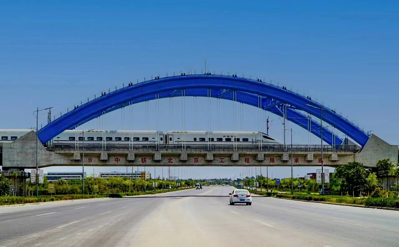 包銀高鐵惠銀段開通運營后，將極大便利沿線各族人民群眾出行，推動沿黃經濟帶高質量發展，對助力新時代西部大開發戰略實施具有十分重要的意義。