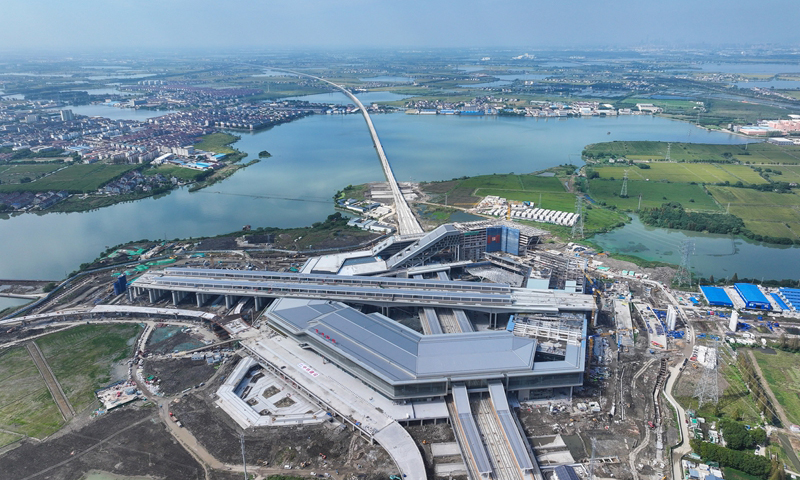 據悉，蘇州南站是滬蘇湖高鐵與通蘇嘉甬高鐵的“十”字交匯共用樞紐站。站房建筑面積約4萬平方米，站臺總規模為4臺12線。目前，蘇州南站整體工程進入裝飾裝修收尾階段，建成后將成為一座集高鐵、城際鐵路、城市地鐵等于一體的綜合交通樞紐車站，對推動長三角一體化高質量發展具有重要意義。新華社記者 季春鵬 攝