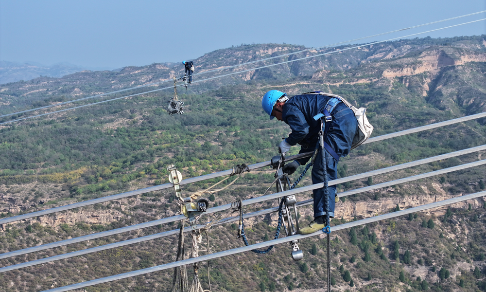 據負責施工建設的南方電網廣東電網能源發展有限公司項目負責人介紹，隴東至山東±800千伏特高壓輸電線路工程跨黃河段河道最寬處達1000米，跨越最大弧垂116米。為完成跨黃河段放線，施工當天分別動用了4臺25噸牽引機、4臺8噸張力機在山西、陜西境內同步作業。