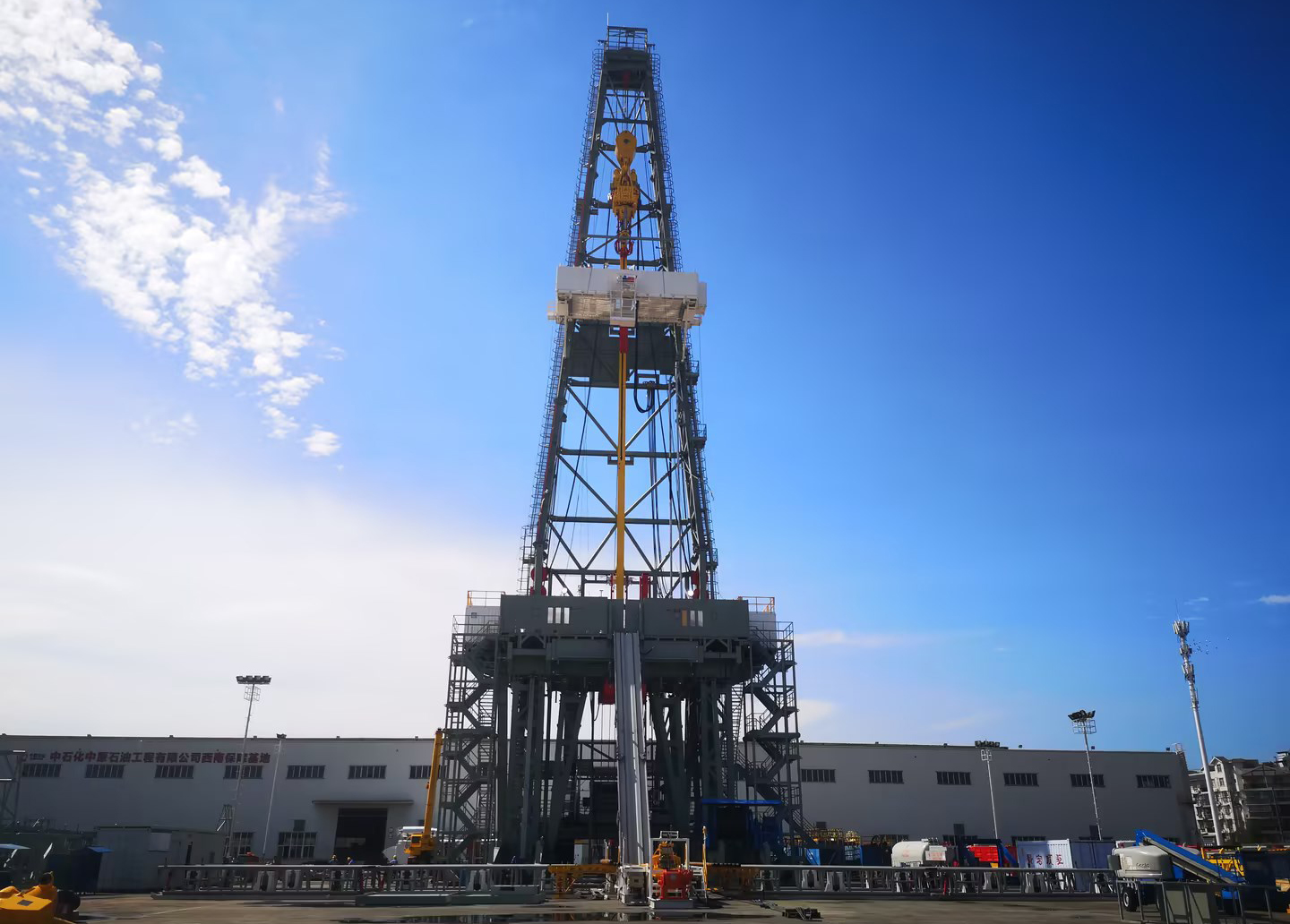 12000米深地智能鉆機鉤載能力高達1000噸，可提升1368根鉆柱，實現最大13000米深度作業。突破了萬米管柱“一鍵聯動”自動化等關鍵技術，配置行業先進的具有泵健康功能的3200馬力五缸泵，實現超高壓大排量泵送。搭載頂尖控制系統實現卓越數字化鉆井，集成先進視覺識別系統增強智能感知力，讓鉆機能夠在超深環境下安全實現“自動駕駛”。