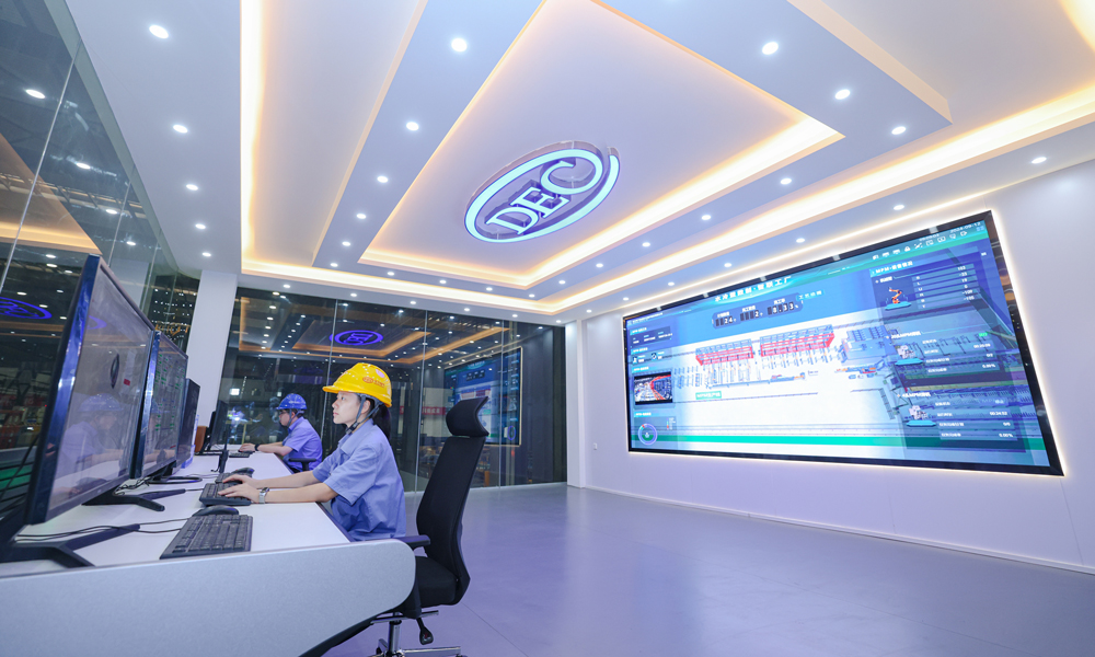 水冷壁數字化工廠融合了工業互聯網、工業機器人、機器視覺、大數據及人工智能等先進技術，試運行以來，實現設備數字化率達100%、在線檢測100%、材料利用率100%、自動排產100%、碳足跡覆蓋率100%、生產效率提高100%、人均產值提升5倍，0.9米每分鐘跑屏速度、20條焊縫同步跟蹤數據不斷被刷新，為生產提速、高效交付提供了堅實支撐。