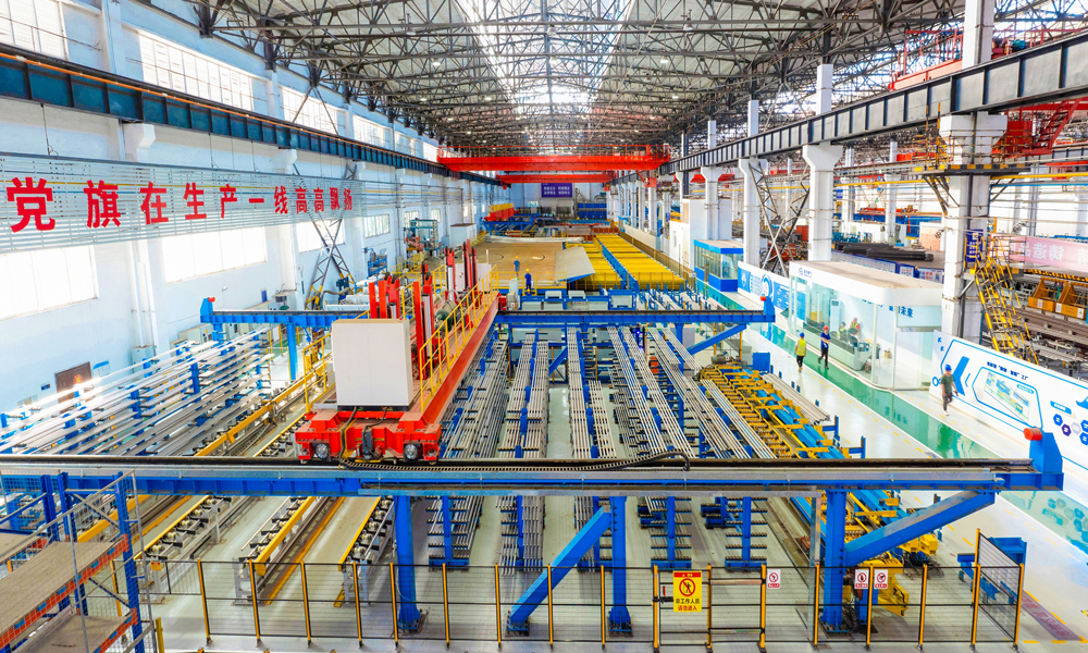 東方鍋爐一系列“數制·智聯”工廠建設，是全面貫徹國家“以信息化推動傳統產業升級、加快數字經濟建設、加快發展新質生產力”等系列精神的重要行動，是東方電氣集團加快數字化制造轉型戰略的重要成果。圖為已投運的鍋爐行業首個聯箱數字化智能制造工廠。