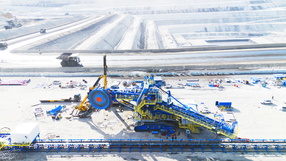 在組裝現場，國產化首臺套純電驅動大切割力緊湊型輪斗挖掘機一次性通過設備各執行機構試運轉。該設備由中國煤炭科工集團所屬沈陽設計院自主研制，理論挖掘能力為每小時3900立方米，線切割力達200千牛每米，同等規格設備中，處于國際領先水平。輪斗是連續采煤成套裝備的核心裝備，該設備的投入使用徹底扭轉我國露天礦連續工藝核心裝備依賴進口的局面，是我國露天開采領域的國之大器。