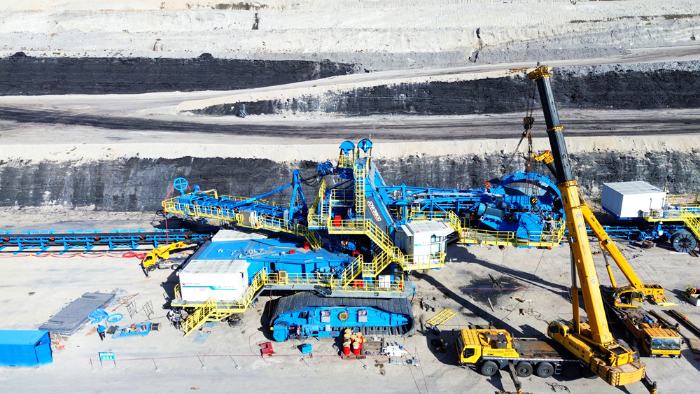 中國煤炭科工集團自主研發的斗齒切割軟巖破碎機理模型，精確預測輪斗挖掘機在開采過程中的切割阻力，確保輪斗挖掘機在嚴寒條件下依然保持高效開采。獨創斗齒排布設計方法，突破傳統理論局限，優化斗齒切割參數，使其在整個挖掘過程中始終保持最佳受力狀態。大幅降低了挖掘阻力，減少了斗齒磨損成本，填補了國內輪斗挖掘機鏟斗及斗齒設計的理論空白，為企業帶來更多效益。 