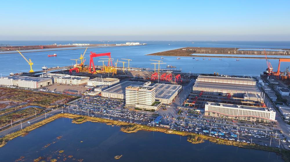 近日，我國首個海洋油氣裝備制造“智能工廠”——中國海油旗下海油工程天津智能制造基地全面投產。該基地占地面積約57.5萬平方米，核心設施包括4個智能生產車間、8個生產輔助中心和16個總裝工位，設計年產能8.8萬噸，擁有最大可停靠30萬噸級船舶、浮體的優質碼頭資源。