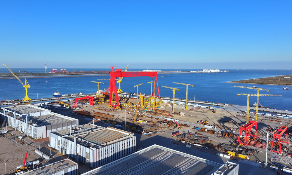 海油工程天津智能制造基地重點發展海洋油氣平臺等高端油氣裝備，致力于打造集海洋工程智能制造、油氣田運維智慧保障及海洋工程技術創新研發平臺等于一體的綜合性基地。基地分兩期建設，一期工程于2022年6月投入運營。二期工程于2023年7月啟動，經過15個月建設，新增制管作業車間、總裝場地出運通道及碼頭等關鍵設施?；厝嫱懂a后，補全了我國海洋油氣裝備智能制造的產業鏈條，生產能力大幅提升。