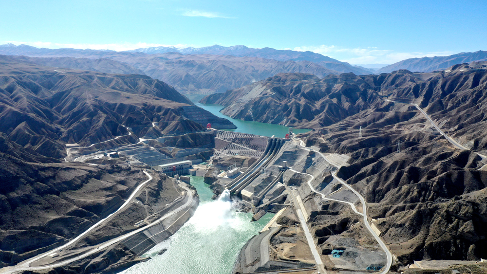 近日，國家電投黃河公司羊曲水電站首臺（2號）機組順利完成72小時試運行，正式并網發電，標志著電站工程建設向年底全容量并網發電目標邁出關鍵一步。電站安裝3臺40萬千瓦混流式水輪發電機組，總裝機容量120萬千瓦，?年平均發電量47.32億千瓦時，可滿足157.73萬個年用電量3000千瓦時的家庭正常用電需求。