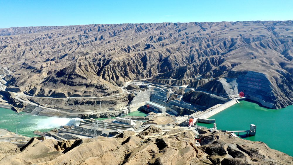 羊曲水電站2021年12月26日開工建設；2022年9月27日大壩首倉混凝土澆筑；2023年12月14日大壩填筑完成；2024年8月14日成功下閘蓄水；2024年9月23日3臺機組轉子全部吊裝完成……歷經近三年時間，建設者在高原峽谷抗缺氧、戰嚴寒，向著全容量投產發電目標勇毅前行。