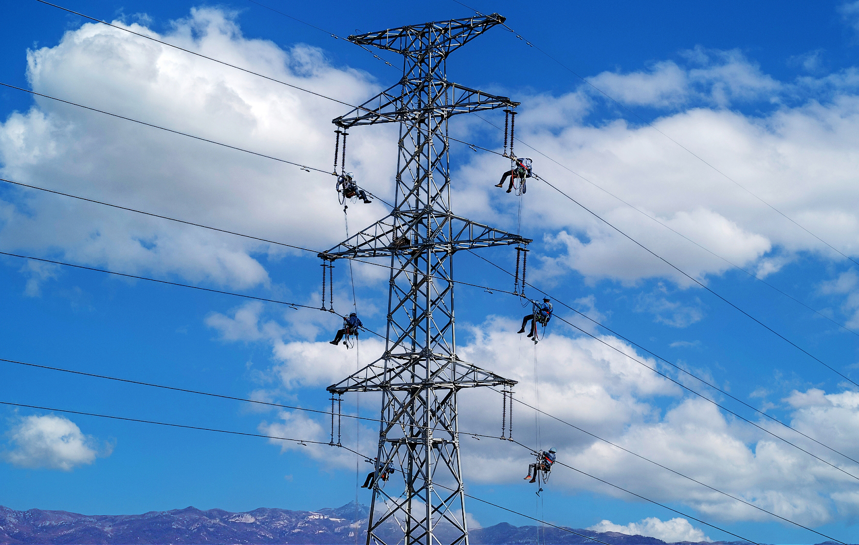 冬季來臨，保供保暖事關民生。近日，國家電網有限公司召開2024年迎峰度冬保供保暖電視電話會議，全面貫徹落實黨中央、國務院今冬明春保供保暖工作部署，細化明確民生用電保供工作要求，把確保民生用電作為重中之重，加強電采暖運維保障，提升供電服務質效，以安全可靠的電力供應保障人民群眾溫暖過冬，更好地服務經濟社會發展大局。圖為國家電網山東威海供電公司工作人員在110千伏榮蜊線安裝防舞動間隔棒，確保度冬期間電網穩定運行。