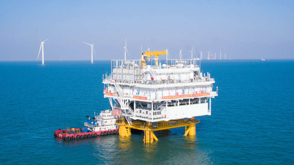 近日，隨著升壓站上部組塊與導管架精準對接，中國華能臨高海上風電項目海上升壓站順利完成吊裝，標志著海南省首臺海上升壓站主體結構建設完成，項目建設取得關鍵里程碑節點，為沖刺高質量并網、攻堅全容量投產奠定堅實基礎。