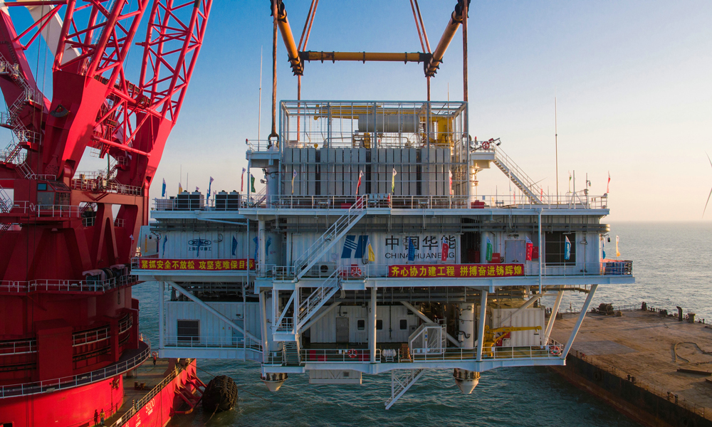 除了面對場址水深涌急、施工窗口短暫等困難，擺在建設人員眼前的還有受臺風影響，海上作業區仍存在較大涌浪及突風問題。為確保吊裝作業順利完成，中國華能海南公司積極協同各參建單位反復推敲，模擬吊裝環節進行全流程推演，不斷改進優化，編制專項施工方案，完成升壓站起吊、對接、就位等一系列施工工序，最終海上升壓站上部組塊與導管架精準對位合體。