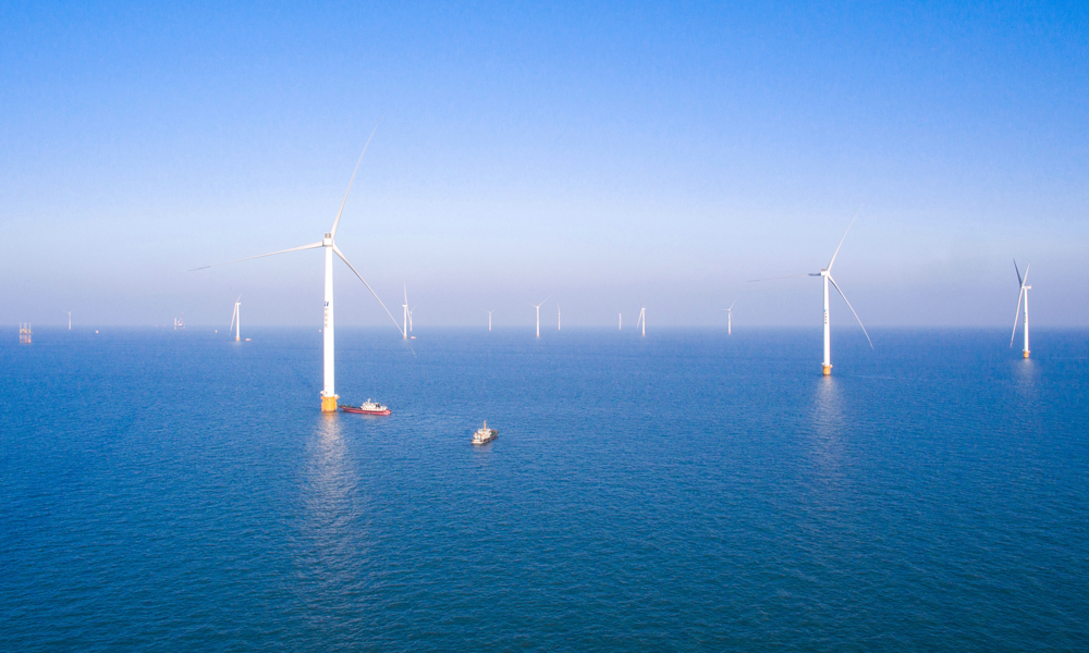 據悉，海上風電場“心臟”將于十二月正式跳動，匯集風電機組發出的電能傳輸至陸地，實現并網，在這個蔚藍的“書卷”上畫出向海圖強的優美篇章。