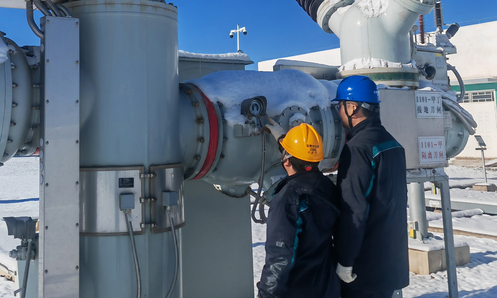雪后氣溫較低，運維人員巡視110千伏開關設備SF6氣體壓力。