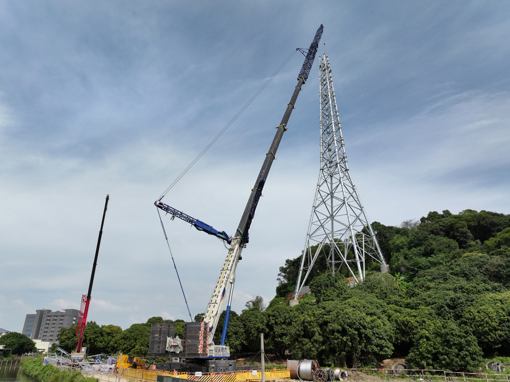 在廣東汕頭500千伏澄海站配套220千伏線路二期工程現場，施工人員應用重型起重機整體吊裝鐵塔提升立塔效率。該工程計劃年底前全面投產，完善粵東一帶電網架構。