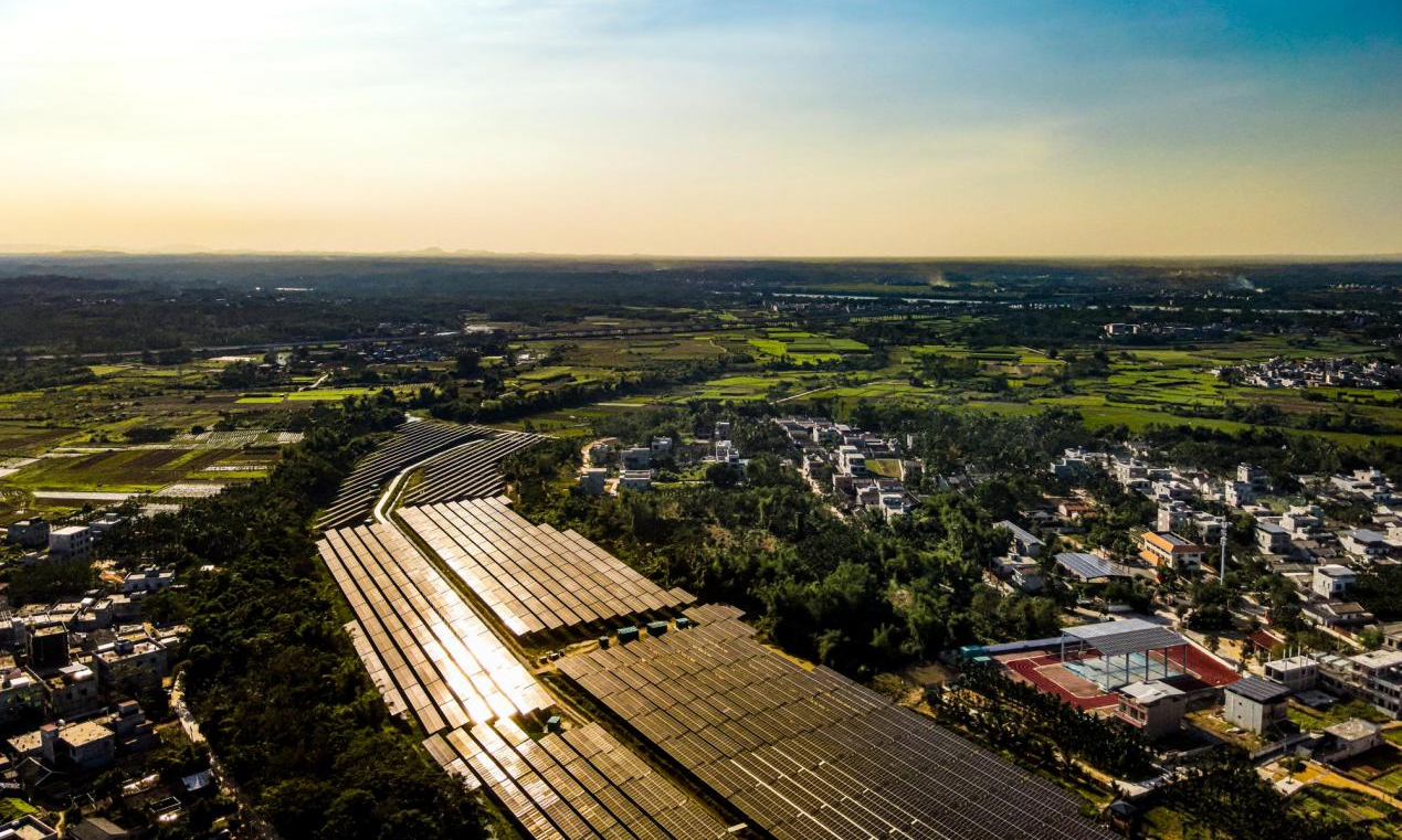 國家能源集團海南公司澄邁縣塘北村光伏產業振興項目建設結合當地實際情況，發展光伏大棚蔬菜種植，因地制宜種植喜陰、喜水農作物，打造研學基地品牌，并進一步延伸產業鏈，提供集知識學習、技能實踐、自然探索于一體的綜合型實踐活動平臺。圖為項目全景。