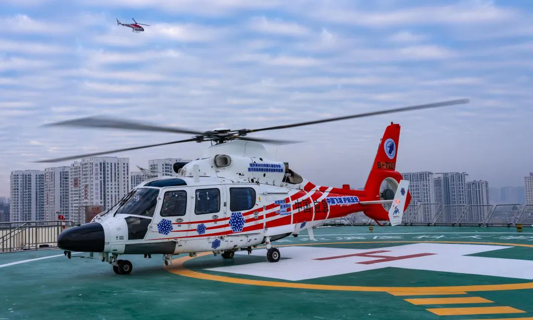 2025年第九屆亞洲冬季運動會（以下簡稱“亞冬會”）將于2025年2月7日至14日在哈爾濱市舉行。近日，國家緊急醫學救援基地、第九屆亞冬會醫療保障醫院哈醫大二院與中國飛龍聯合開展亞冬會綜合應急救援演練。此次演練重點聚焦直升機轉運及院內救治兩大環節，演練模擬了亞冬會比賽期間發生滑雪運動員受傷情況，急需快速將傷員轉運至醫療機構進行救治。