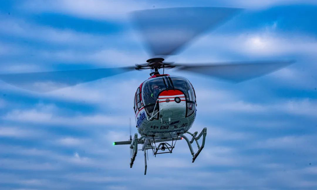 據了解，由航空工業集團研制的AC311A與AC312E兩架直升機將在亞布力賽區保障高山滑雪、坡面障礙、大跳臺三項極具難度與危險系數比賽的緊急醫療救援任務。根據大賽所需，在接到救援指令后，兩架直升機需快速提供緊急醫療救援服務，最大程度保證傷者的黃金救援時間。