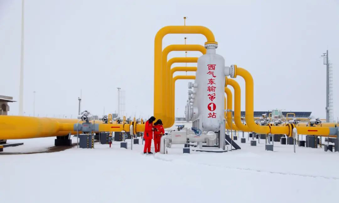 塔里木油田產、供、儲、銷各環節齊發力，堅決扛起西氣東輸主力氣源地和南疆首要氣源地職責使命，讓新增氣源快“上陣”，已投產氣井超40口，為冬供注入了新的“血液”。今冬明春，還將有20多口新井陸續投產，加入到冬供“流量大軍”中貢獻產能。牙哈、柯克亞儲氣庫“開倉放糧”，最高日沖“峰”保供能力達到570萬立方米?？死⒉┳?、大北等19座大中型主力氣田全力提升天然氣生產能力。其中，我國最大超深凝析氣開發生產基地博大采油氣管理區天然氣年產量突破百億立方米大關。