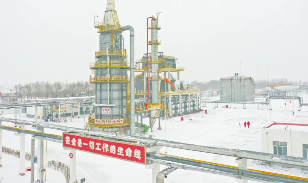 大慶油田天然氣產量再創新高，實現連續14年穩定增長。大慶油田儲氣庫形成“運行2座、建設1座、評價4座”的發展格局，成為國家能源調配的戰略重地。大慶油田天然氣分公司持續強化產銷協同，高效解決臨時增加民生用氣需求10余次。11月以來，該公司已外供氣超5億立方米，連續25日外供氣突破千萬，全力確保龍江地區數百萬民商用戶、千萬人口和數十家重點大工業用戶天然氣安全平穩供應。