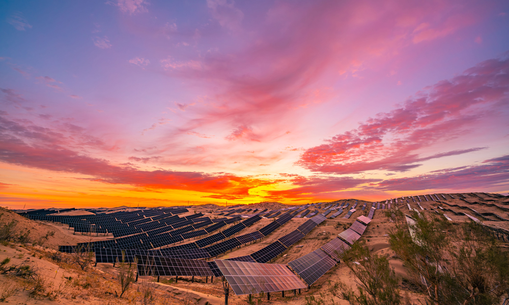 米東350萬千瓦光伏項目成功并網，標志著中國綠發綠色能源產業運營容量超過千萬千瓦。