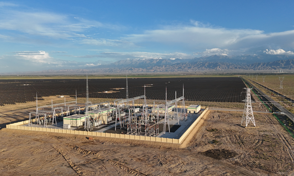 阜康100萬千瓦多能互補項目是新疆昌吉州阜康市1億千瓦光伏產業規劃中的大基地項目首批開工建設的項目之一，首期42萬千瓦光伏項目已完成并網。項目全部并網后預計每年可提供16.75億度清潔能源，可用于電網調峰135次。