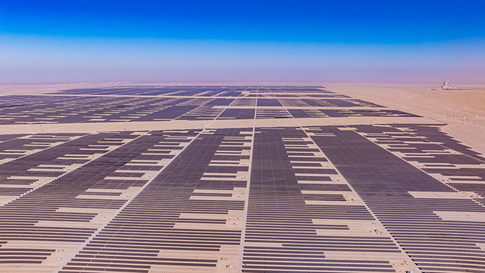 12月26日，隨著中國綠發奎屯100萬千瓦光伏項目全容量并網成功，中國綠發在新疆新能源總裝機規模達到1272萬千瓦。從2023年8月29日開工時，在疆新能源裝機容量僅為30萬千瓦，到2024年12月26日尼勒克、米東、達坂城、阜康、若羌、奎屯等新能源項目陸續并網，歷時僅16個月，中國綠發在疆裝機規模突破至1200萬千瓦，刷新了國內新能源建設速度，為新疆綠色低碳高質量發展注入強勁動能。今天，讓我們通過一組圖來回顧中國綠發2024年新能源項目發展成果。