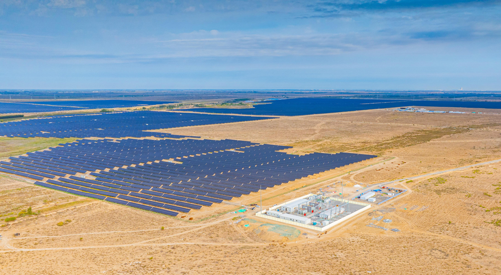 奎屯100萬千瓦光伏項目年發電量可達14.28億千瓦時，每年可節約原煤45.7萬噸，減少二氧化碳排放量142.37萬噸，能夠有效提升區域能源供應能力，為當地經濟發展注入源源不斷的“綠色動能”。