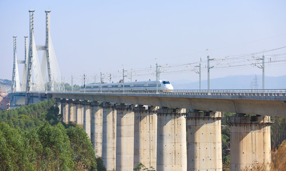 南珠高鐵西起廣西南寧市，東至廣東珠海市，線路全長約648公里，設計時速350公里。圖為動車組駛過南珠高鐵南玉段六律邕江特大橋。