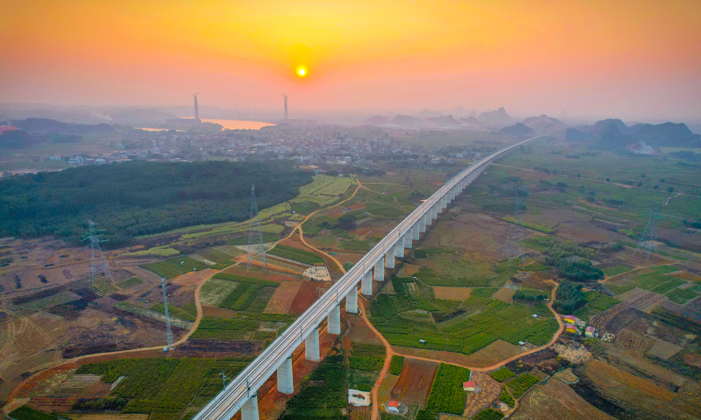 圖為南珠高鐵南玉段百合郁江特大橋。