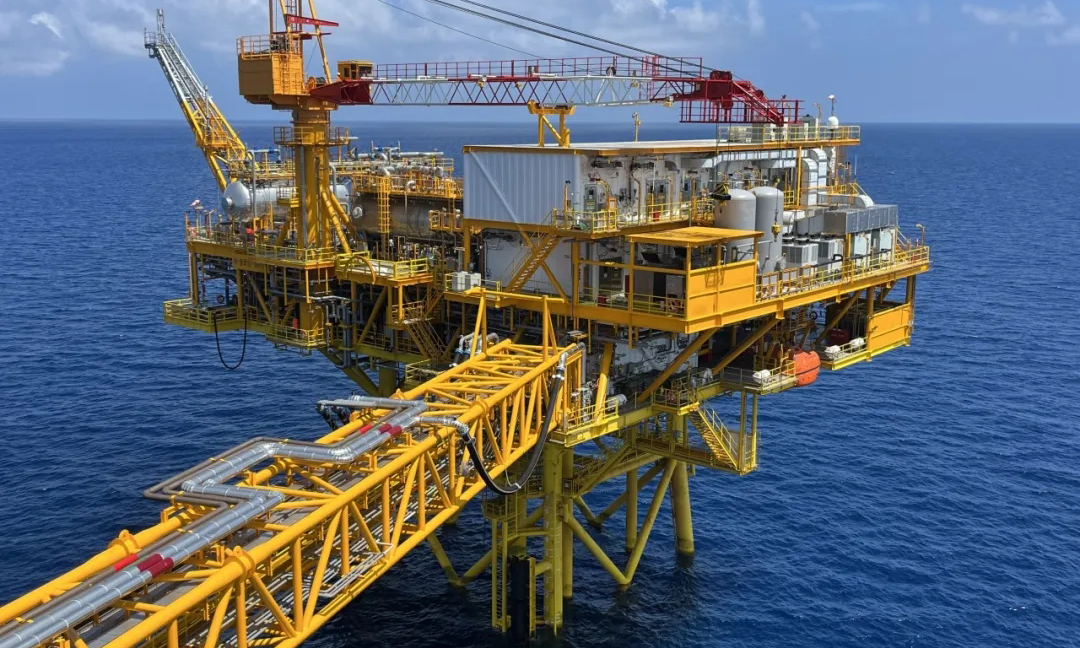 該項目實現我國首次應用無人平臺遠程開發海上稠油油田。番禺11-12平臺在搭載“臺風生產模式”的基礎上，集成了包括油氣分離、加熱、增壓外輸等智能化設備的稠油處理系統，可同時在中心平臺和陸地操控中心進行遠程操作，具備遙控測井、壓井和恢復生產等能力，進一步豐富了我國非常規油氣田經濟高效開采技術體系。圖為番禺10-1平臺。