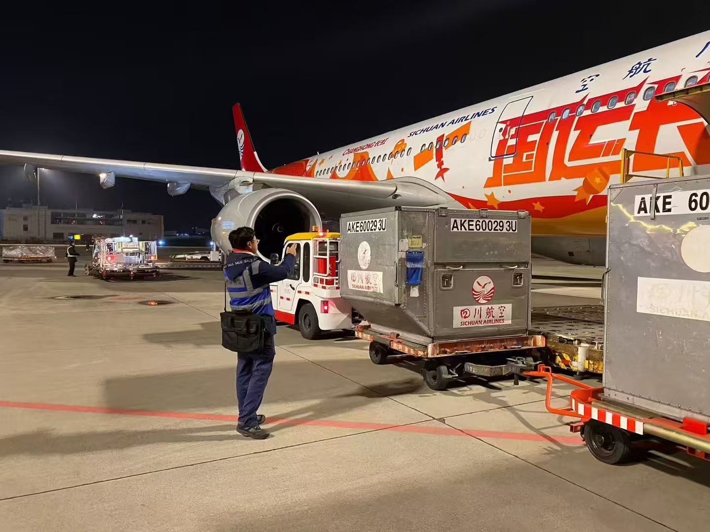 1月8日清晨，運載急救藥品的航班已從成都起飛。工作人員隨貨趕赴日喀則，全力響應協調當地醫藥物資應急保供需求。