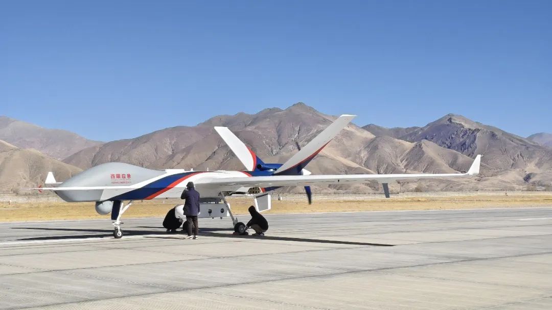 “翼龍”-2H應急救災型無人機實時動態傳輸災區一線數據、高清畫面至應急管理部和西藏自治區應急管理廳指揮大廳，實現圖像、語音、數據的上下貫通和可視化指揮，有效破解災區極端“三斷”情況下“力量突不進去、信息傳不出來”的難題，為確定風險點位、監測災情發展、開展災情摸排，實施有針對性的救援行動提供了有力支持。