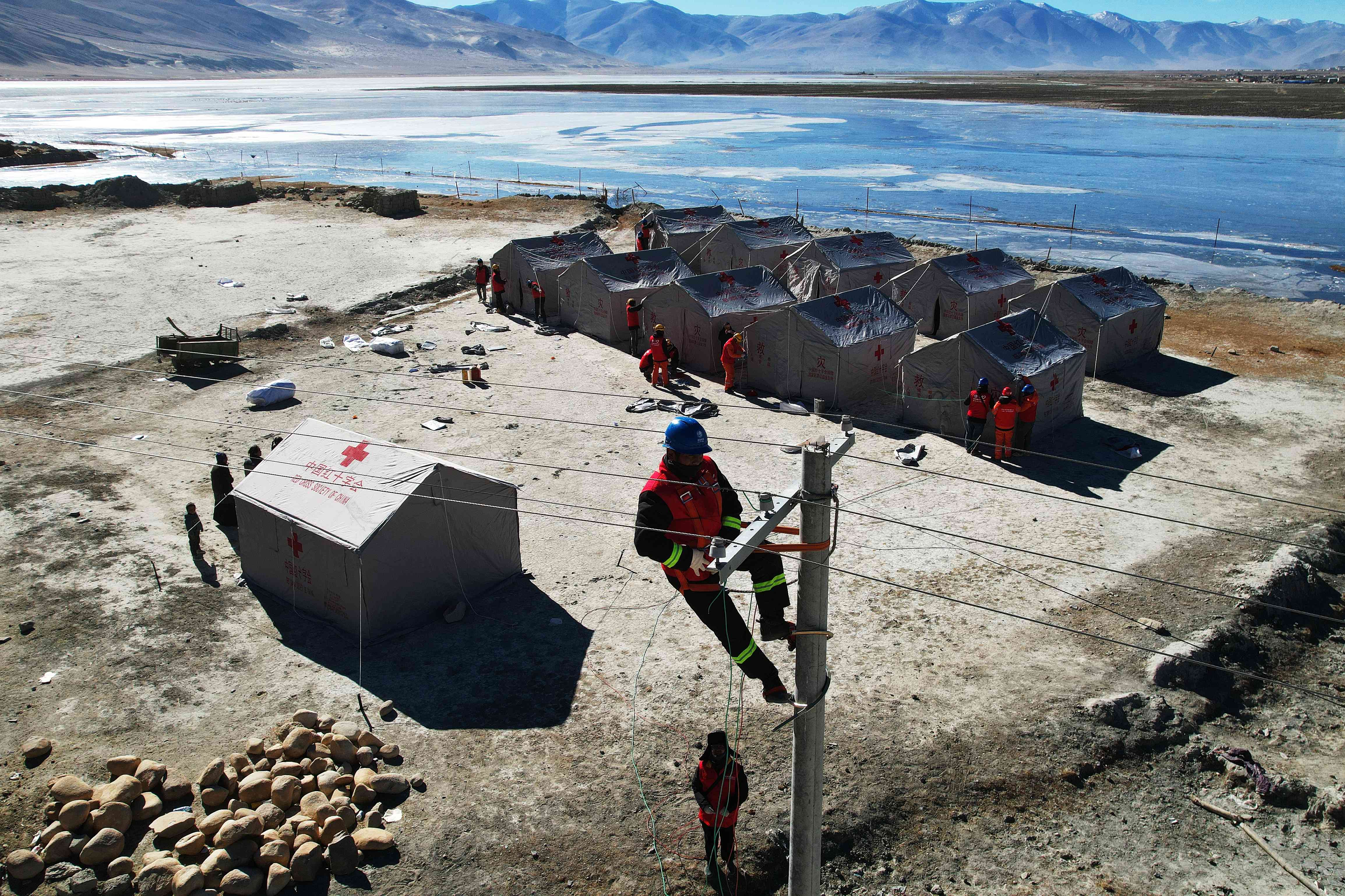 從國家電網西藏電力有限公司獲悉，定日縣抗震救災供電保障工作持續推進，截至1月8日18時50分，受地震影響的變電站和線路全部恢復送電；除房屋倒塌不具備居住條件的客戶外，全部客戶用電恢復。