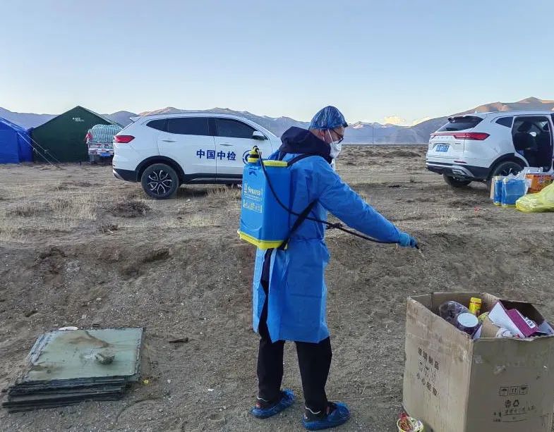 中國中檢西藏公司充分發揮質量技術專業優勢，為災區百姓筑起一道衛生安全防護屏障。隨后將持續關注災區救援情況，與社會各界攜手同心，全力為受災地區提供支持和幫助，與災區群眾共渡難關。