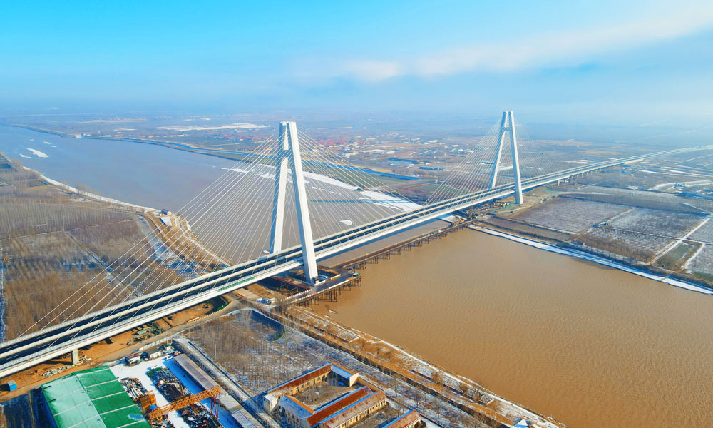 1月11日，由中國鐵建所屬鐵四院設計，中鐵十四局和山東黃河工程集團共同承建的東津黃河大橋順利通車，當地群眾跨黃通行時間由原來的繞路走浮橋30分鐘以上縮短至2分鐘，有效緩解了跨黃河交通壓力，極大地方便了居民出行。圖為東津黃河大橋。