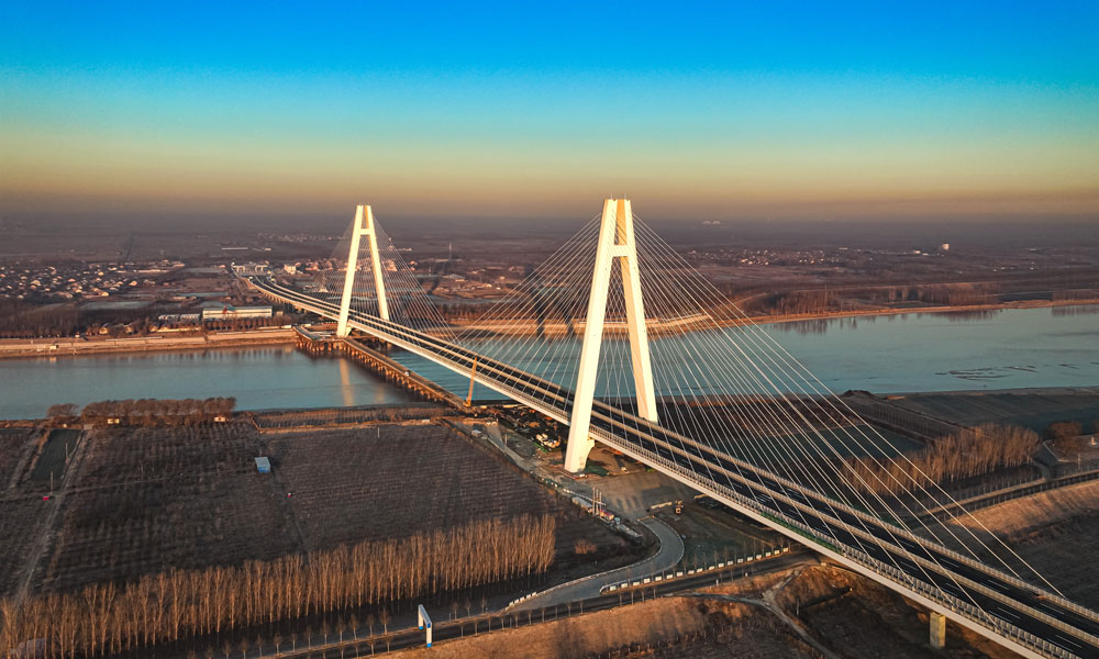 東津黃河大橋位于毗鄰黃河入海口的山東省東營市利津縣，全長1607米，跨黃河主橋跨徑長達420米，為黃河三角洲最大跨度A字型斜拉橋。大橋采用雙塔雙索面鋼-混組合梁設計，雙向六車道，設計時速80公里。