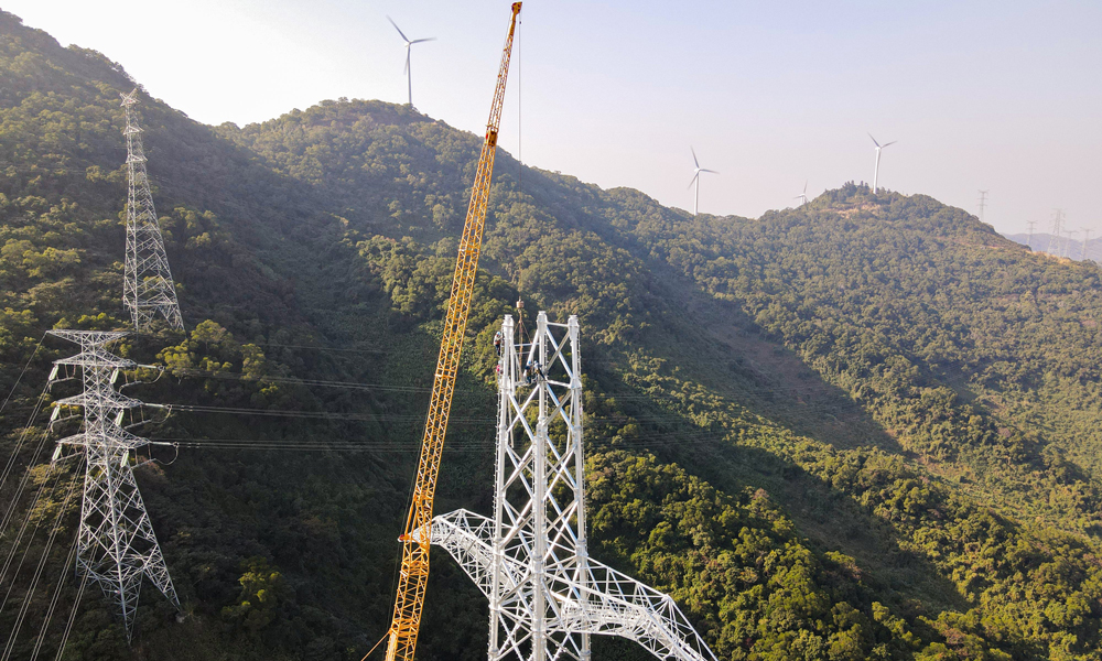 近日，施工人員在廣東500千伏陽江青洲一、二海上風電接入系統工程進行桿塔組立作業。工程建成后，將進一步滿足陽江等海域海上風電發電送出需求，將更多綠色清潔能源送往粵港澳大灣區。