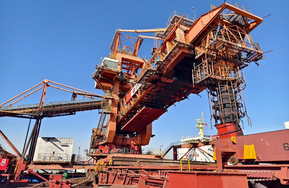 春節假期，黃驊港中遠海運物流做好雙向通航，實現“港前+港池”雙待泊。過去的一年里，黃驊港中遠海運物流累計完成督催排水船舶約3千余艘次，節省在港裝貨時間約4千多小時，平均單船縮減在港停時1.2小時，有效保障了黃驊港煤炭的高效運輸。黃驊港中遠海運物流助力黃驊港煤炭下水量完成超2000萬噸，占北方港下水總量近1/3，連續6年位居“北煤南運”港口首位，為保障國家能源供應發揮重要作用。