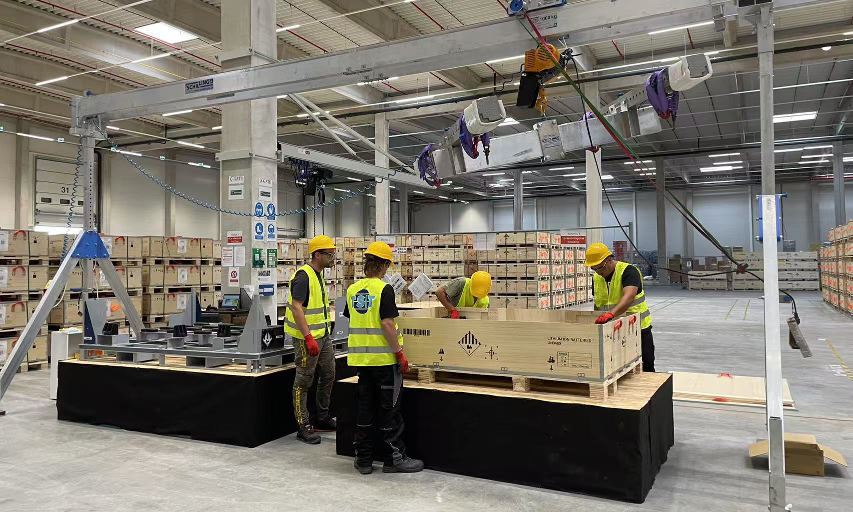 春節假期，鎮江中遠海運物流海外倉的工作人員操作翻包機、機械臂、夾抱機進行打包、翻箱工作，保障新能源動力電池如期交付。鎮江中遠海運物流去年新開發了6家海外業務客戶、新增2處德國漢堡和1處摩洛哥倉儲資源節點，服務“新三樣”高效出海，更好展現中遠海運全球化服務品牌價值。