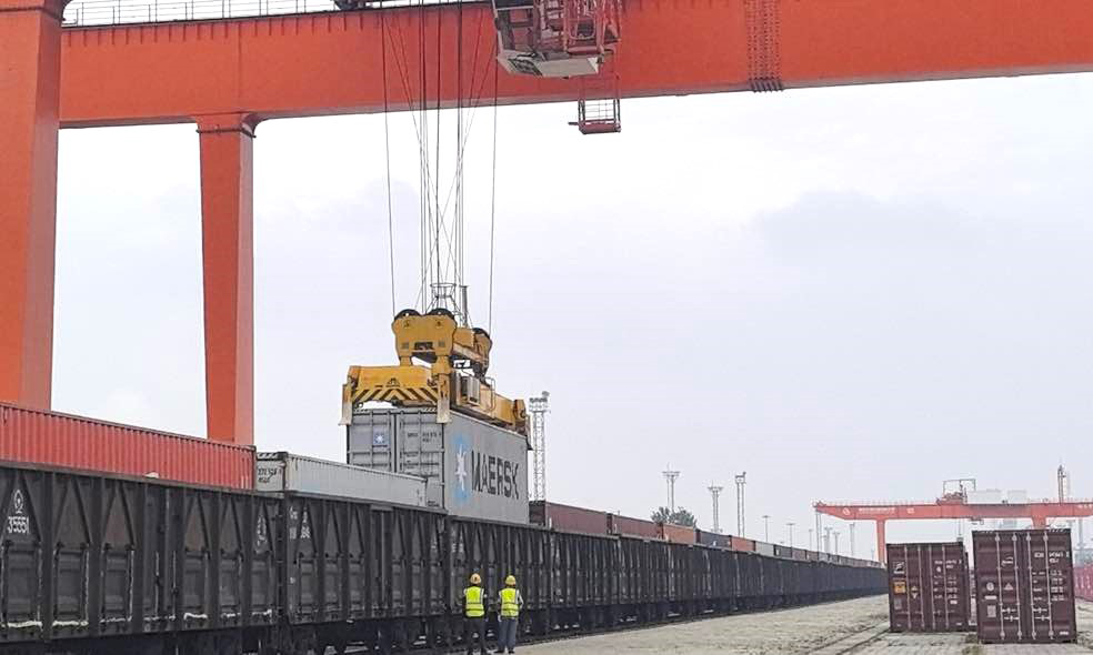 春節假期，在南京堯化門鐵路場站，一列國際貨運班列宛如鋼鐵巨龍，靜靜地?？吭阼F軌上，等待開啟“蛇年春運之旅”。每一節集裝箱滿載著來自中國各地的“新春賀禮”——精致的電子產品、實用的白色家電等等。過去一年，南京中遠海運物流“解鎖”了土耳其伊斯坦布爾新終點，使得“暢通高效、多向延伸、海陸互聯”的“江蘇—境外”通道網絡格局進一步成熟。