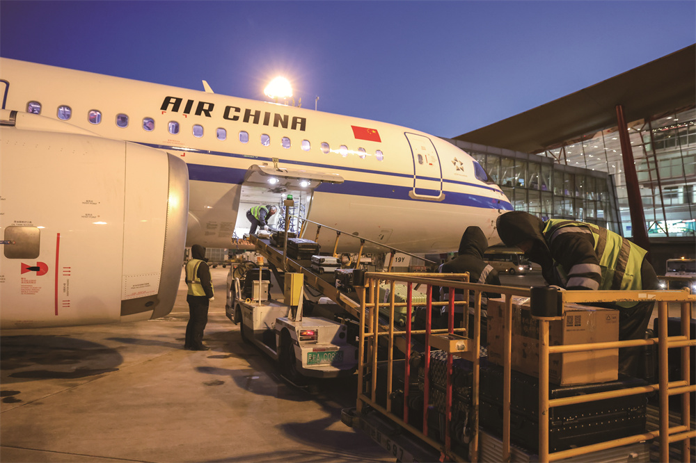 CA1405航班（北京—成都）由國產大飛機C919執飛，機長認真進行航前檢查，地面人員妥善裝載行李，各部門協同配合，保障航班安全。