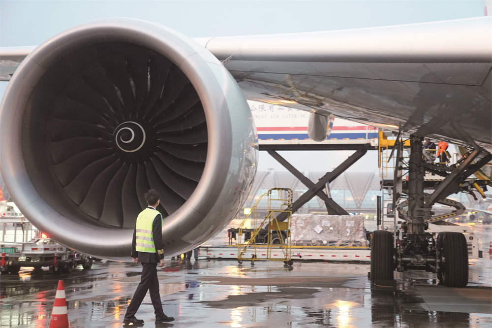 成都雙流機場，CA4101航班機長繞機進行航前檢查。
