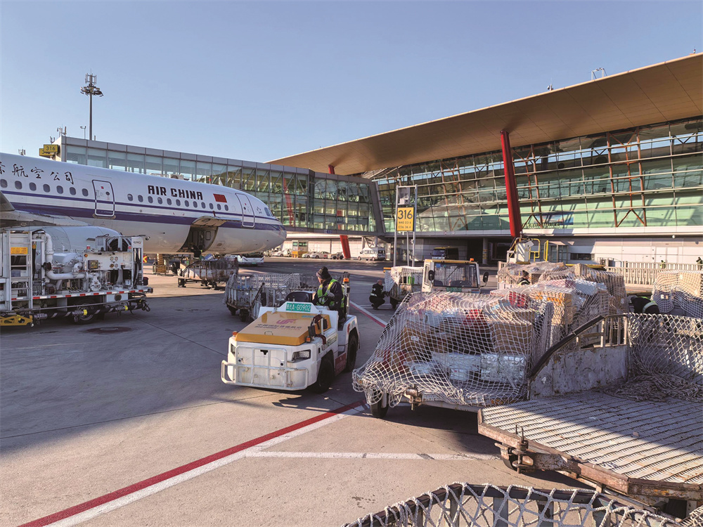 中航集團旗下國貨航貨站事業部北京貨站站坪保障室在進行春運服務保障工作。