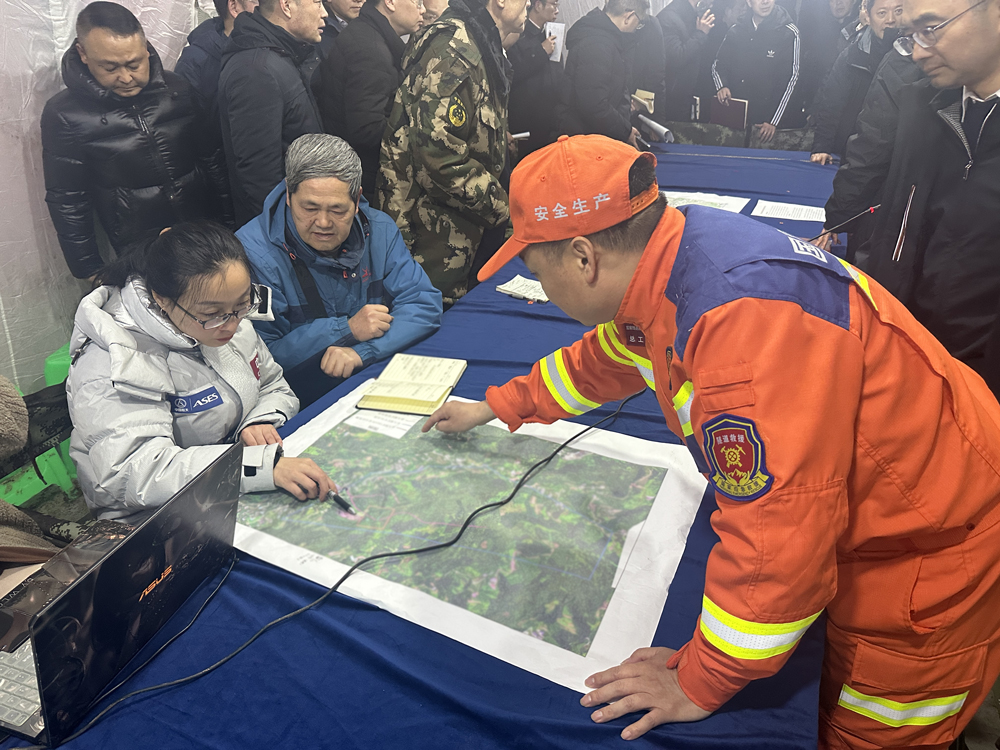 2月8日20時，救援人員抵達指定地點，會同專家組商討監測方案并領受任務，在救援現場建立監測陣地。2月9日4時設備調試完畢，按現場指揮部要求監測數據，啟動小時報制度。