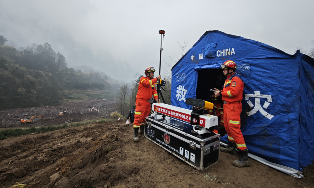 2月9日8時至17時，國家隧道應急救援中國交建重慶隊在監測點持續使用邊坡雷達和便攜式雷達進行監測，形成數據分析報告4份，12時30分接現場指揮部指令，更換監測陣地向救援核心區域前延，由專業人員前往新的監測陣地勘察地形，16時裝備架設完畢，對設備進行調試，并恢復小時報制度。目前救援正在緊張進行中。