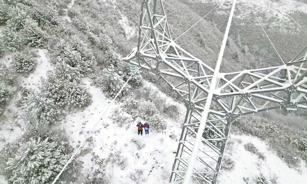 國家電網四川涼山供電公司工作人員特巡110千伏越喜一線。　