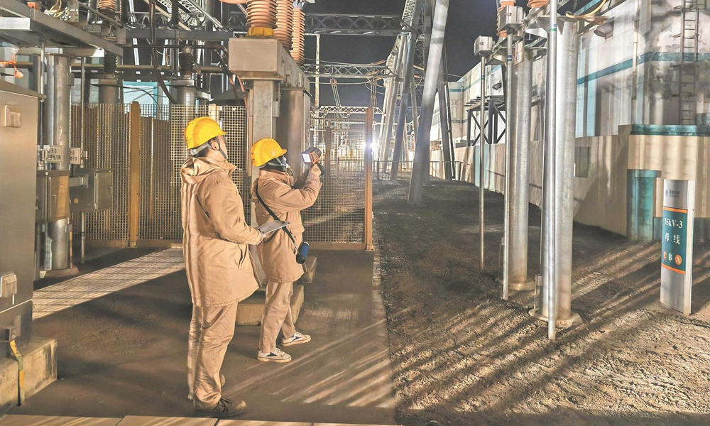 國家電網天津高壓公司運維人員在500千伏北郊變電站特巡充油充氣設備。