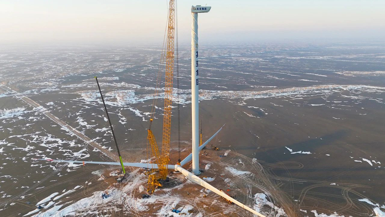 在新疆其亞的戈壁荒漠，氣溫達到零下26攝氏度，直徑220米、重達170余噸的巨大風機扇葉，穩穩地落在150米高空基座上，新疆其亞260萬千瓦風電項目在9天的有效吊裝時間內，極速完成首臺風機吊裝，努力讓綠色電能盡早輸送到千家萬戶。
