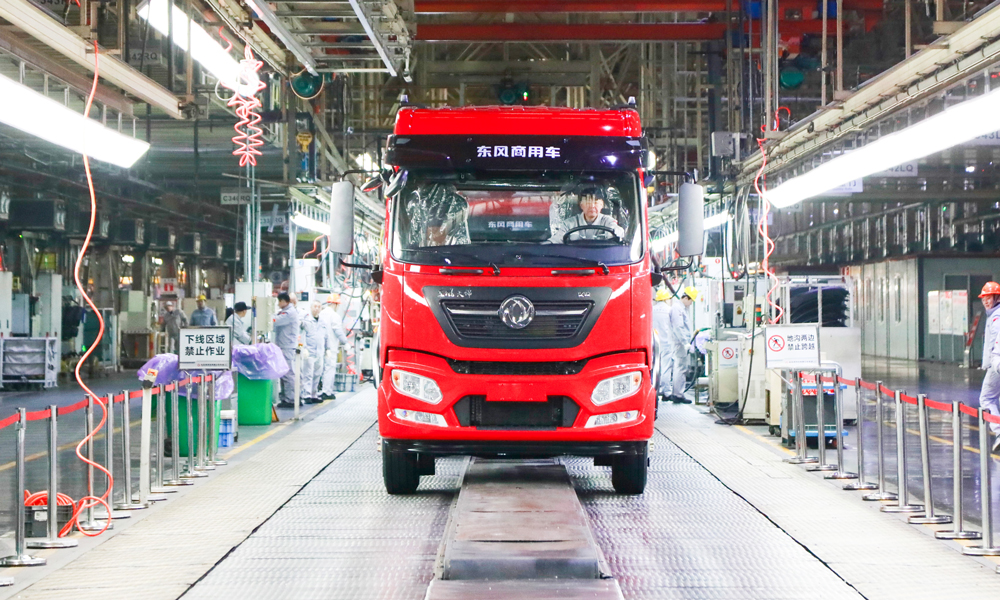 工作人員在位于湖北省十堰市的東風商用車工廠裝配東風中卡產品。